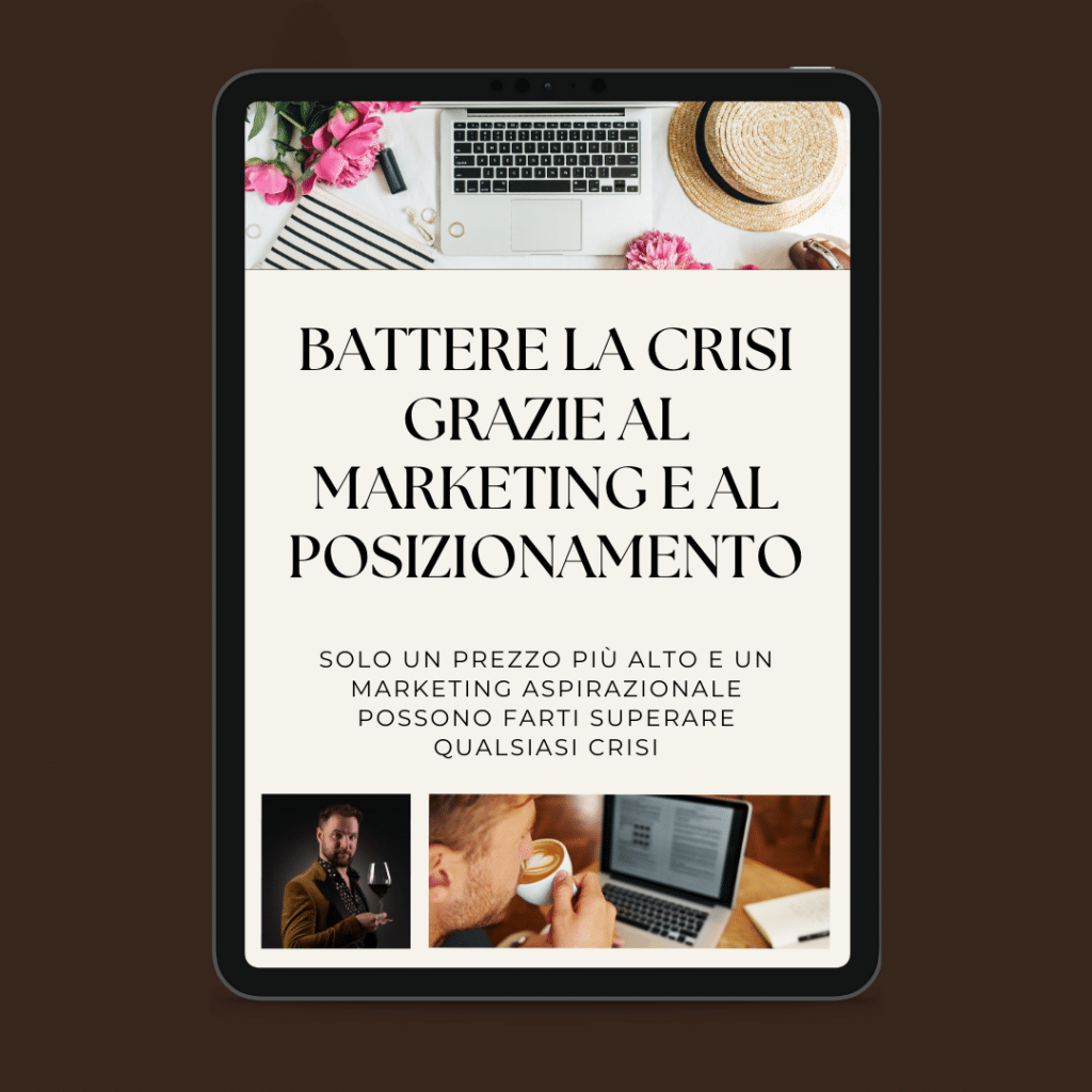 Lo schermo di un tablet mostra un testo italiano su battere la crisi attraverso il marketing e il posizionamento strategico, accompagnato da immagini eleganti di un laptop, un notebook, un caffè e persone che lavorano.