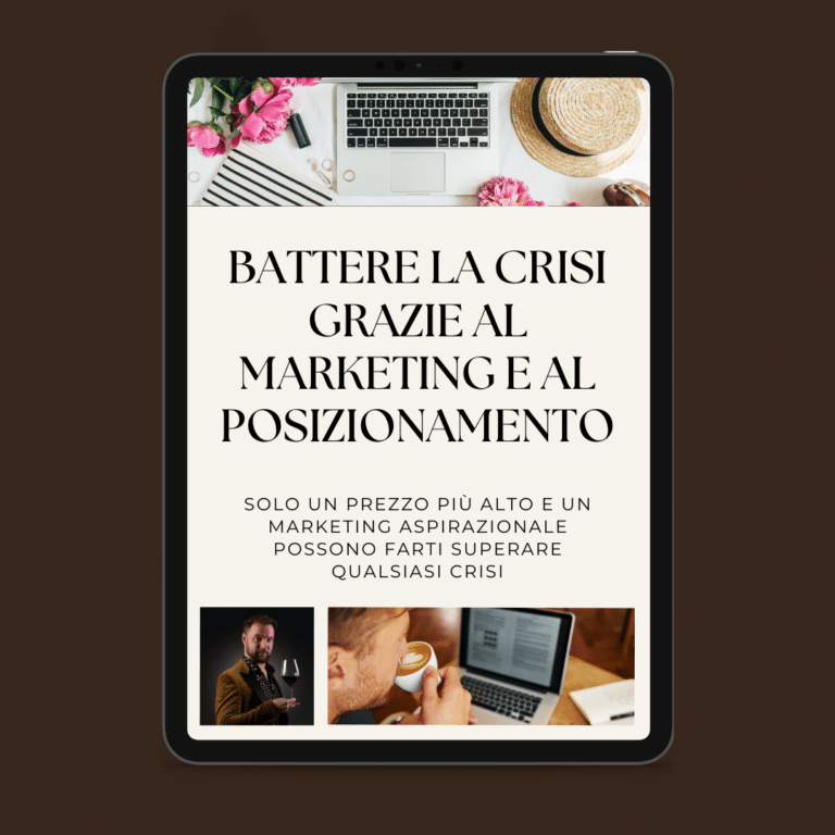 Auf dem Bildschirm eines Tablets ist ein italienischer Text über die Überwindung der Krise durch Marketing und strategische Positionierung zu sehen, begleitet von eleganten Bildern eines Laptops, eines Notebooks, von Kaffee und Menschen bei der Arbeit.