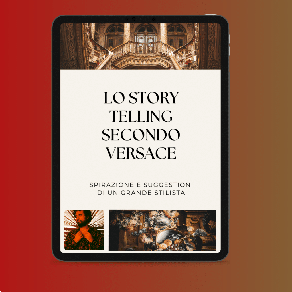 デジタルタブレットに「Lo Storytelling Secondo Versace」と題されたイタリア語のテキストが表示され、上下に豊かな装飾と古典芸術の画像が配されている。背景は赤から茶色の濃淡。