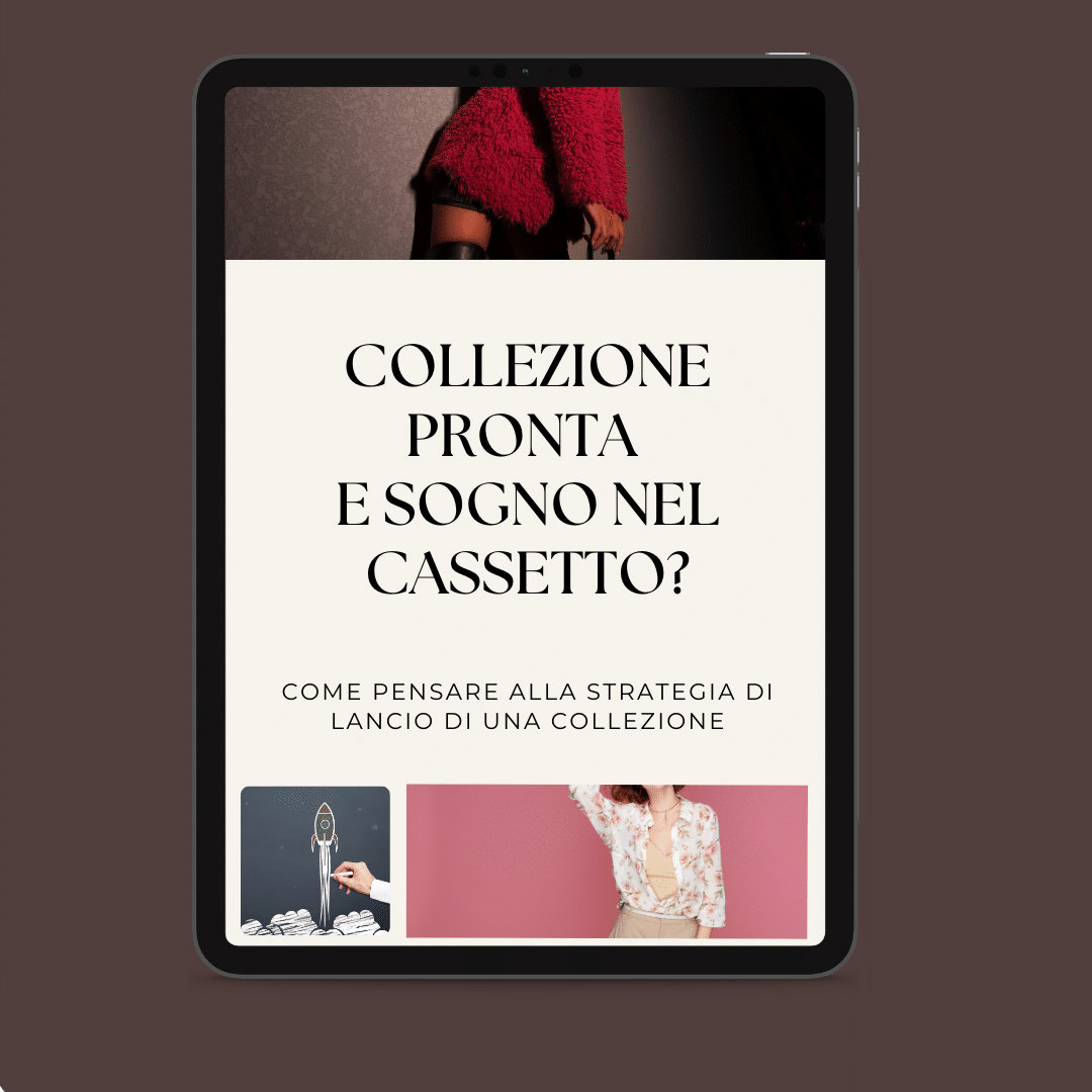 Lo schermo di un tablet mostra un testo in italiano sulla strategia di lancio della collezione con immagini di una donna vestita di rosso e qualcuno che usa un'illustrazione di un lanciarazzi.