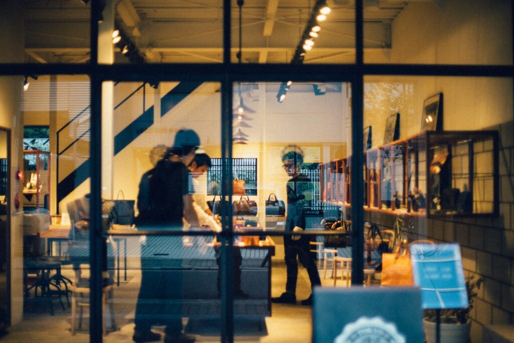 groupe de personnes à l'intérieur d'un café