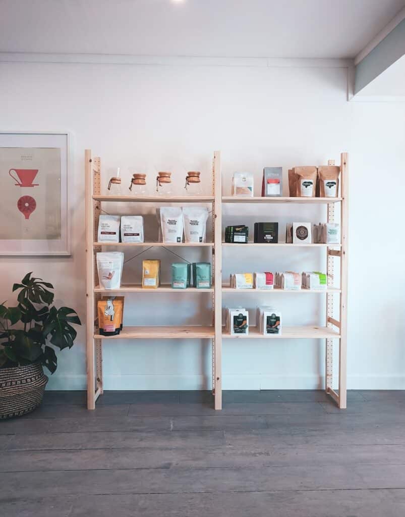 estantería de madera marrón con libros y figuritas